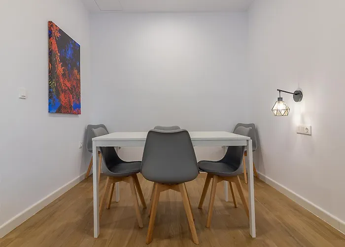 Апартаменты Ares I 15 Min Walk Theatre , Pet Friendly Crib *